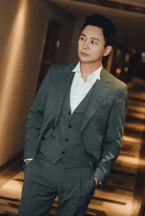 请青中年男演员按这个标