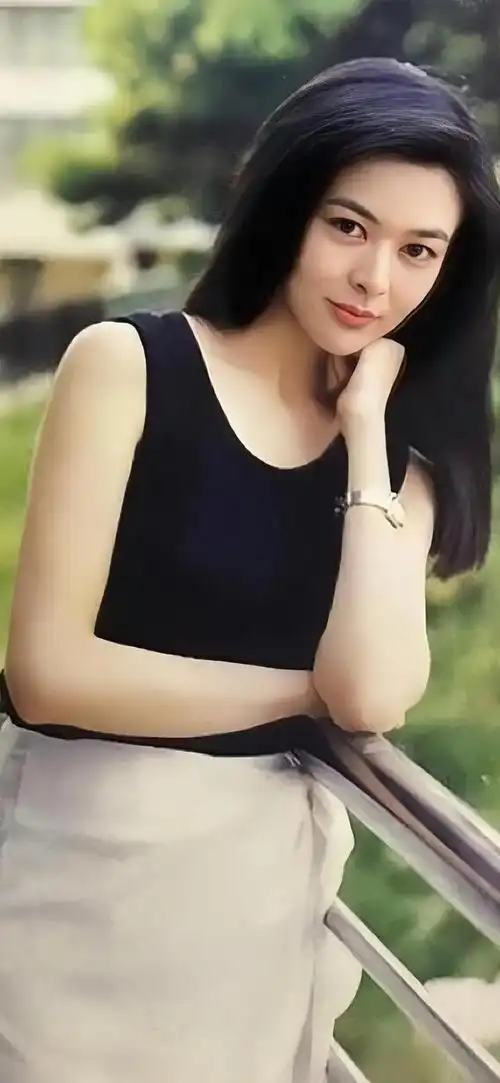 年轻时的关之琳是一个美貌与才智并重的女孩.