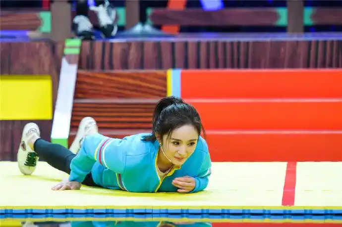 杨幂# 晚睡的人有福利!