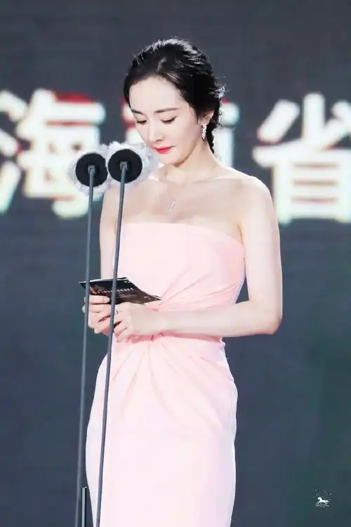 杨幂海南活动生图抹胸裙现场#杨幂白敬亭新春大片来了