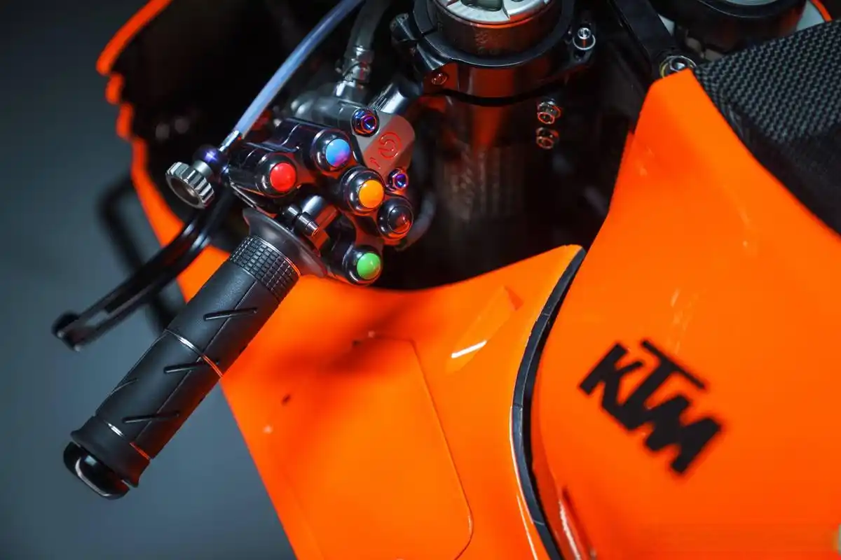 ktm rc16赛车高清图,实在只有8张,第九张只能凑数!强迫症,请原谅!