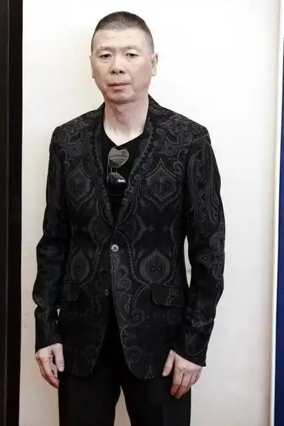 冯小刚愤怒回击徐帆指责白癜风,婚姻再遇困扰!