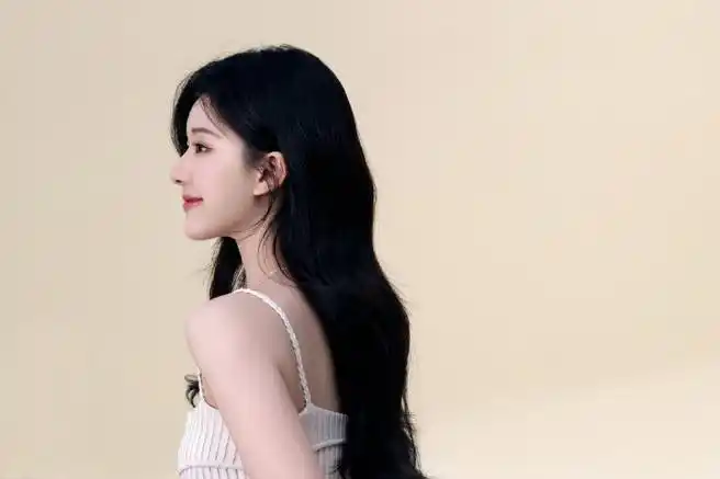 赵露思白色针织吊带裙造型#赵露思白色针织衫吊带裙造型有,这侧脸照