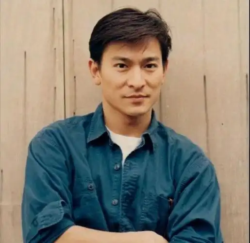 刘德华,1961年出生于香港,自幼便展现出对表演和歌唱的浓厚兴趣.