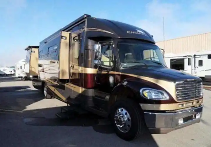 成龙专属房车全球仅一辆,车标内饰尽显奢华,被称为"移动别墅"