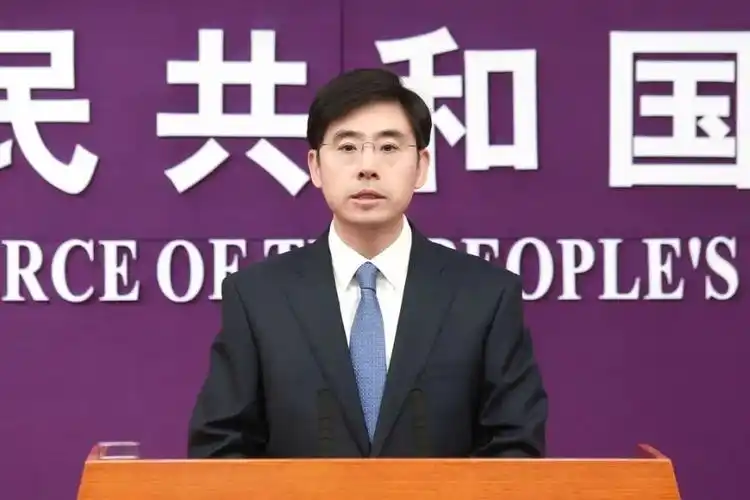 商务部政策研究室副主任,新闻发言人何亚东出席,介绍相关情况并回答