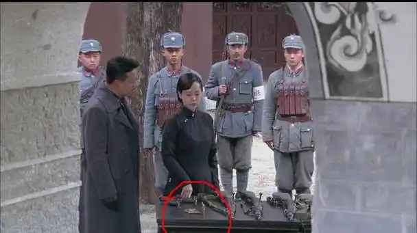 盘点抗战神剧二炮手爆笑穿帮镜头美女用牙齿实力抢镜啊