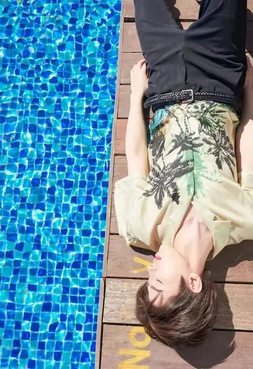 蔡徐坤教你变身花花世界里的花花蝴蝶花衬衫咋穿才不土