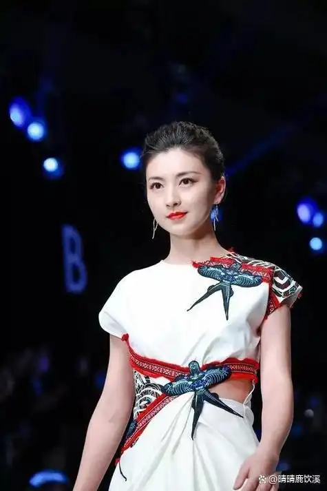 斓曦亮相上海时装周t台走秀超惊艳一举一动尽显中式礼服魅力