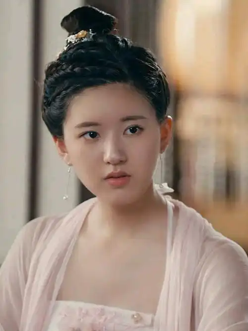 赵露思在电视剧里是一张有点胖圆脸的形象.但是!