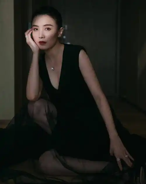 原创39岁宋佳真会穿搭t恤牛仔裤秀身材真是减龄又少女啊