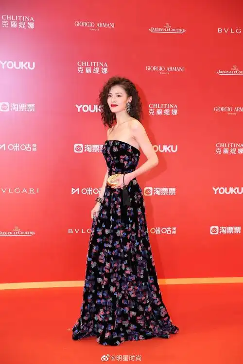 演员钟楚曦出席上海国际电影节红毯两套造型展现十足的可塑性