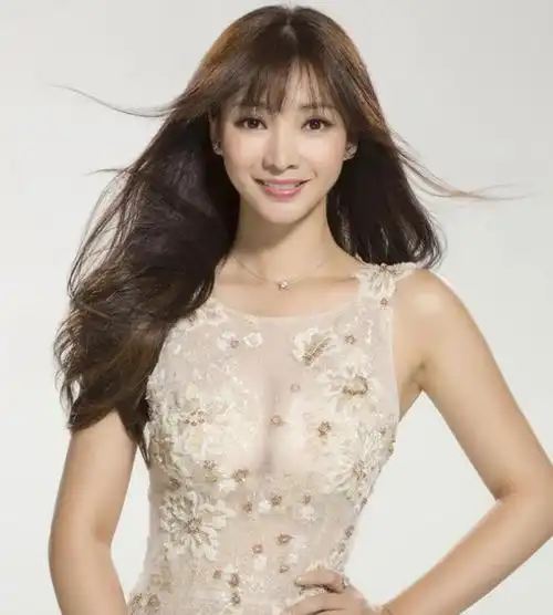 41岁柳岩被路人抓拍,路人视角身材惹争议:还是那个性感女神吗