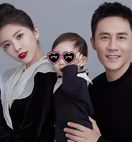 杜淳为2岁女儿庆生,一家三口同框画面温馨