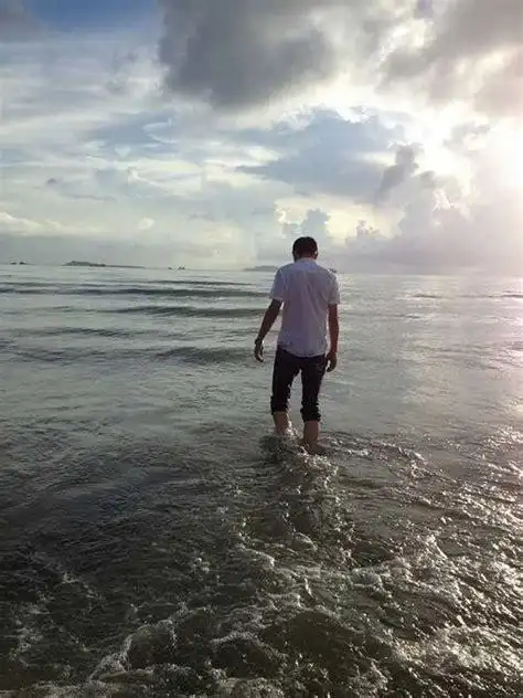 沧桑背影黑白 - 趣表情,一个充满欢乐的表情包乐园