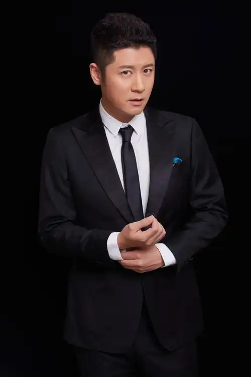 任重盛装亮相国剧盛典简约大气尽显绅士风范