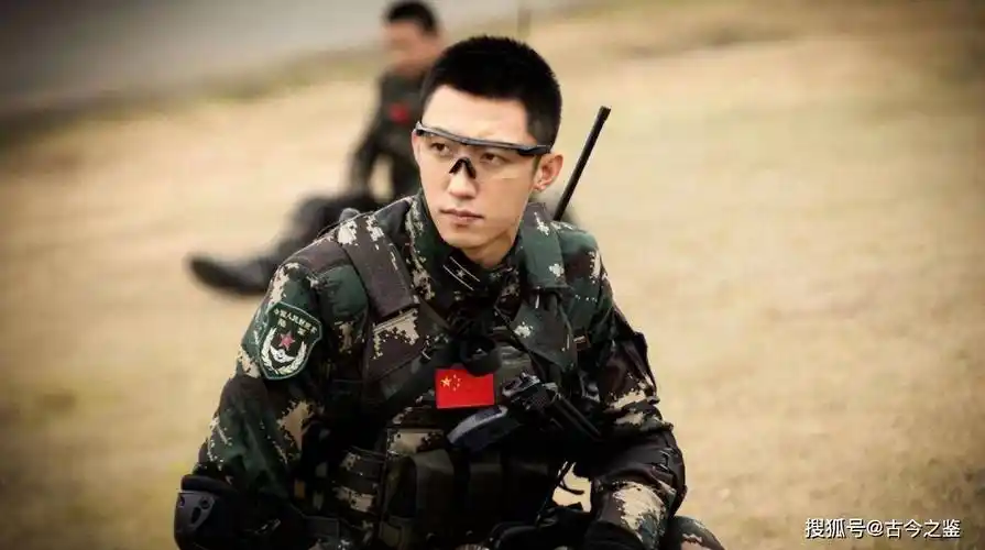 紧接着第二年,电视剧《破冰行动》开播,此时的黄景瑜才算是完全被大众