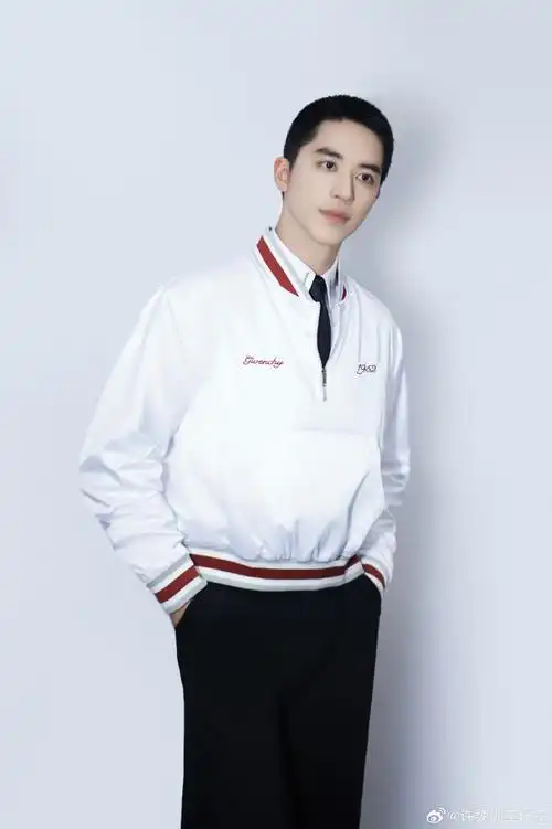 纯白与色彩碰撞99一组@许魏洲zz库存92送上  #今天星期五