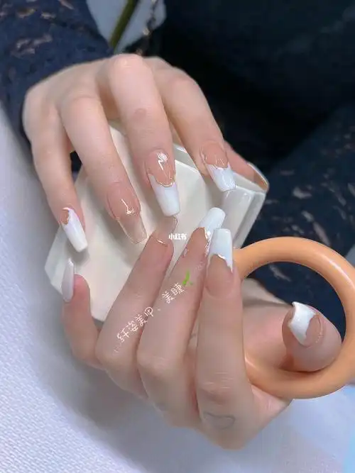 白色不规则法式美甲