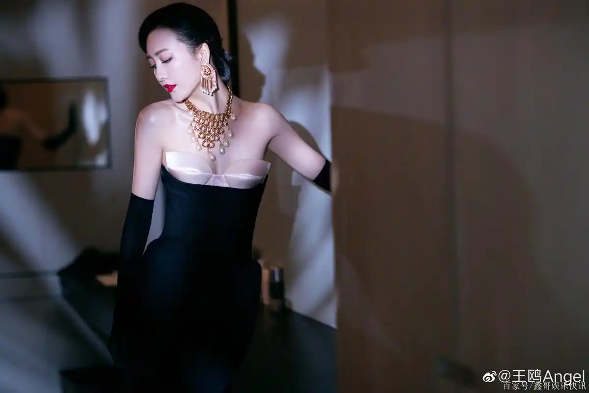 王鸥有身材料,蓝色眼眸之魅惑,无人能挡,低胸小礼服,凹凸有致
