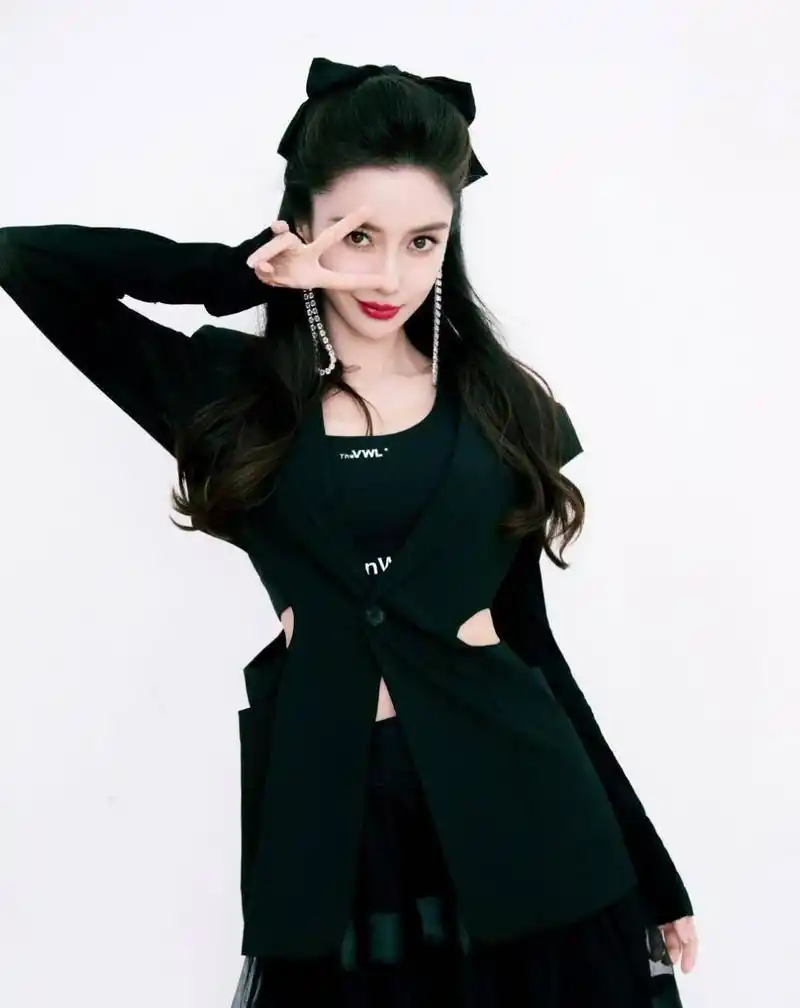 杨颖穿黑裙变身猫系美少女,腰部镂空露出白皙肌肤.