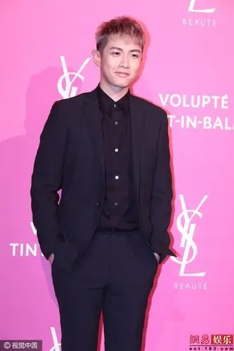 颜值回归柯震东染金发出席活动
