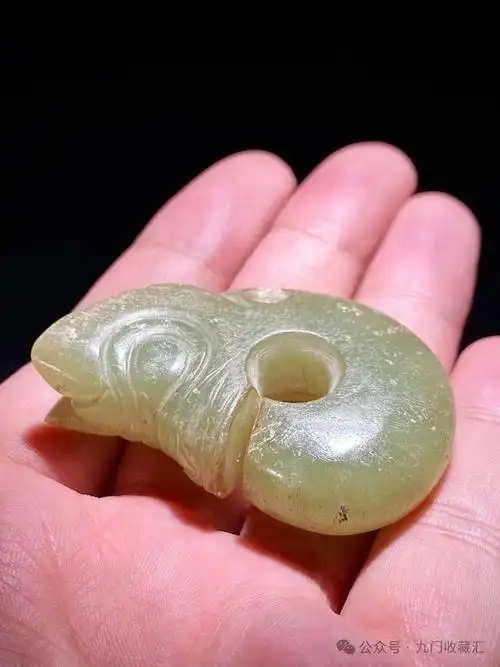 红山文化和田玉青白玉玉猪龙把件