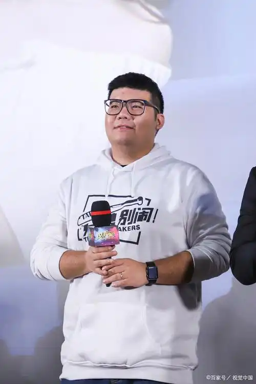 在中国相声界,高晓攀,尤宪超这对默契十足的搭档以其幽默风趣的表演