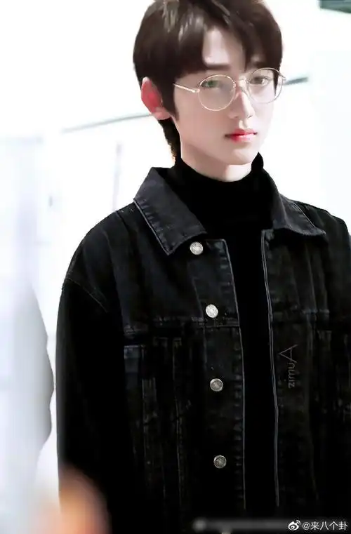 宋亚轩超话#宋亚轩 治愈笑颜#宋亚轩眼镜杀合集～不同眼镜能演绎出n种