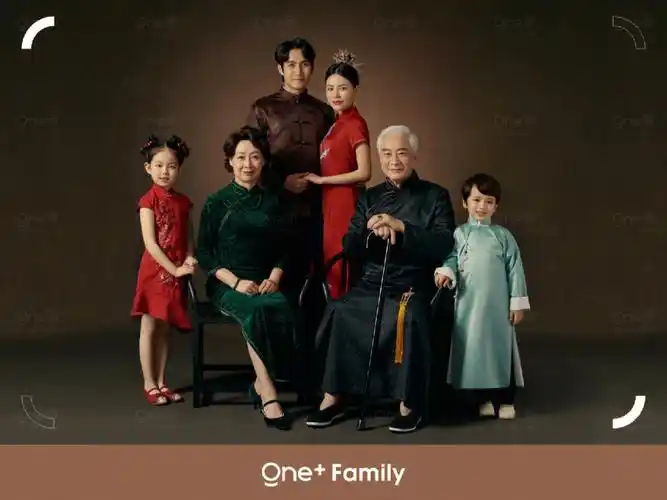 快看过来高级的复古旗袍全家福