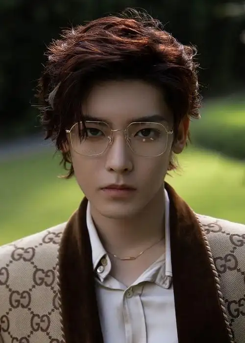 侯明昊现身gucci成都限时店开幕活动,并拍摄造型写真,复古羊毛卷发型