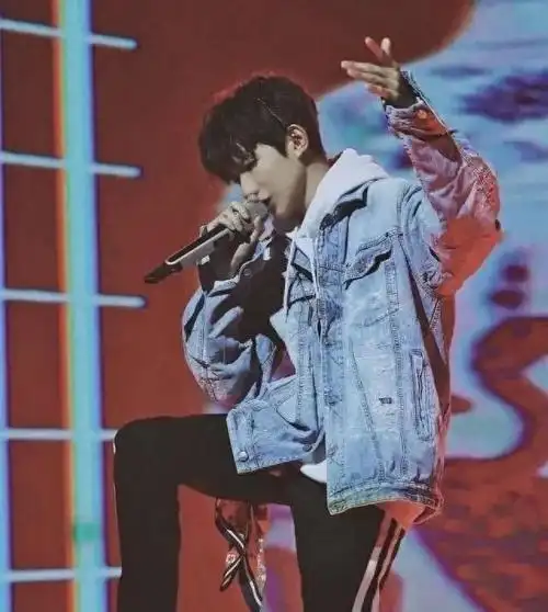 盘点过气歌手王源再登热搜网友质疑p图明显真相究竟如何