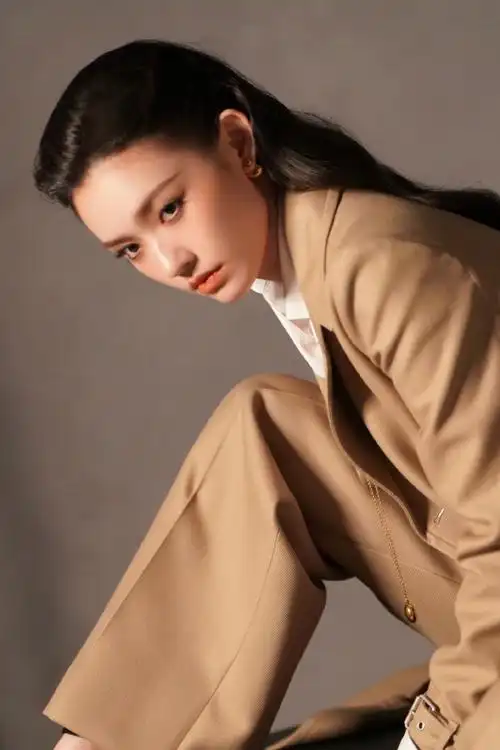 姐姐背头造型也完美抗住了,老公姐杀我~#林允背头风衣