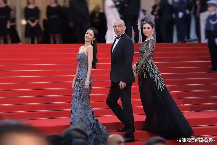 佟丽娅晒戛纳电影节plog,与彭于晏等开心合影,男帅女美超养眼