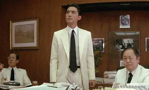 尊龙凭借影片《龙年》入围美国金球奖最佳男配,一身白西装的傲慢老大