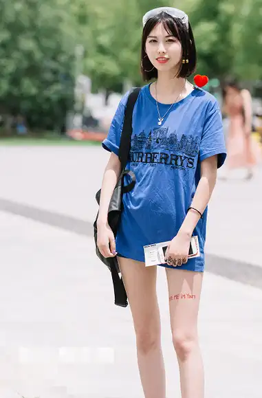 原创夏天的女生去逛街任性就只穿一件短袖就上阵啊
