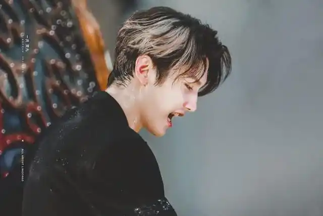 小鲜肉被拍电梯抽烟,原因又是压力大,粉丝却指责跟拍|华晨宇|张艺兴