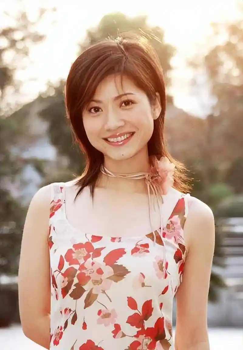 著名主播吉雪萍:嫁给富豪老公幸福美好,生下一儿一女,家庭和睦_电视剧