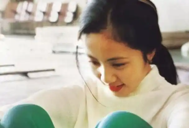 孙莉年轻时旧照曝光,长相清纯惊艳.网友:怪不得黄磊这么着急