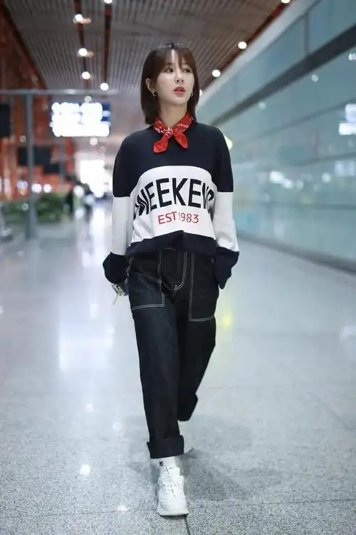 杨紫街拍:weekend max mara毛衣edition10牛仔裤 skechers运动鞋