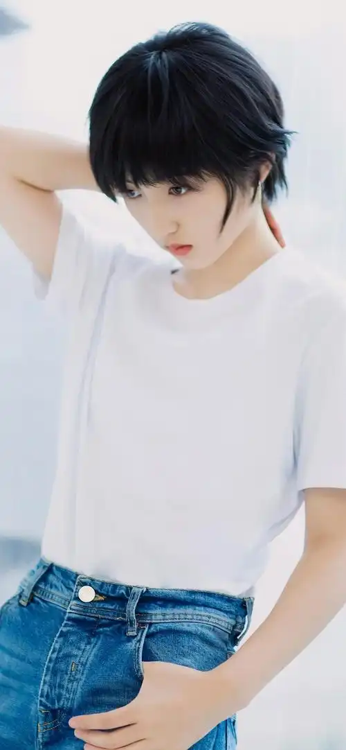 张子枫短发清新白色系高清手机壁纸