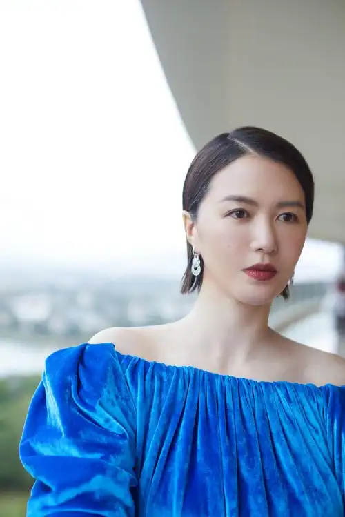 谭维维蓝色露肩装性感写真图片