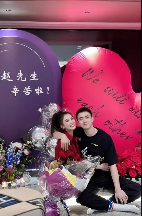 赵继伟美丽妻子豪宅安排欢迎仪式,一家人庆祝他再拿fmvp_腾讯新闻