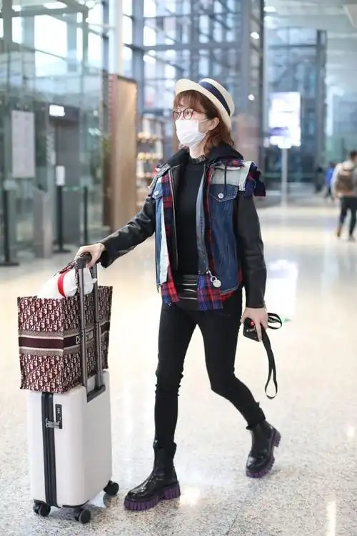 45岁金巧巧真时髦,比起"牛仔"拼接夹克,脚上的短靴才与众不同