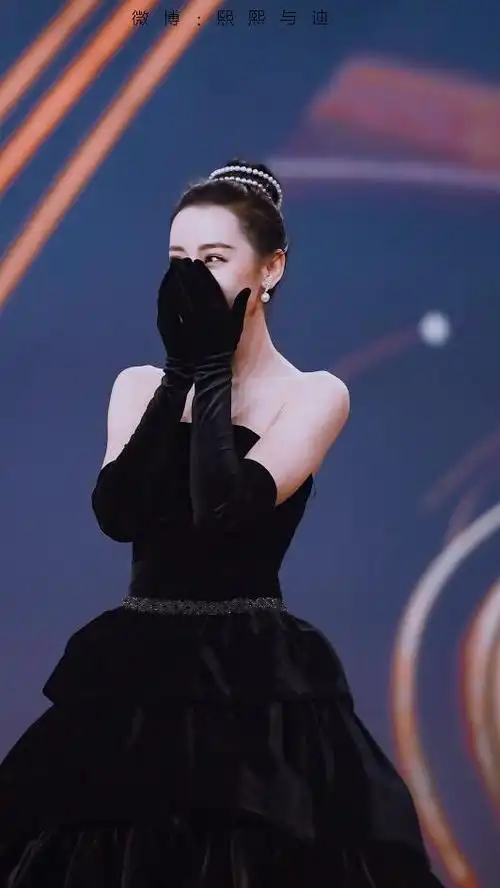迪丽热巴赫本风造型直接封神