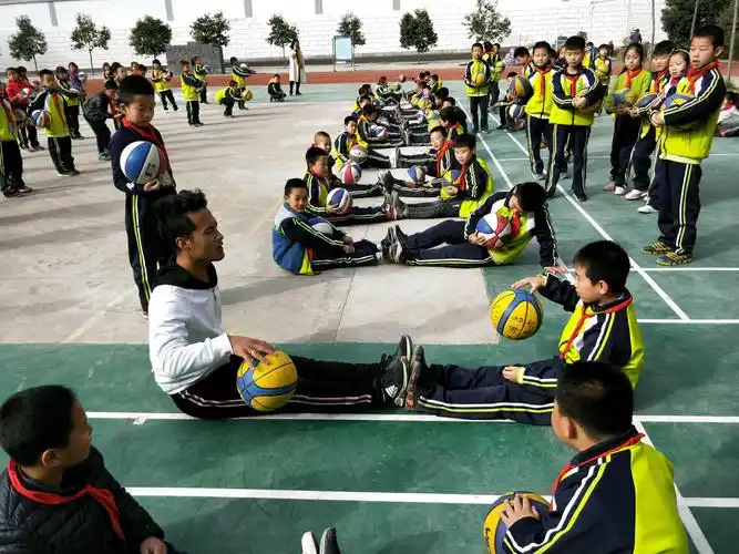 天水市人民路小学打造书香校园,开展阳光体育大课间活动《校园花式