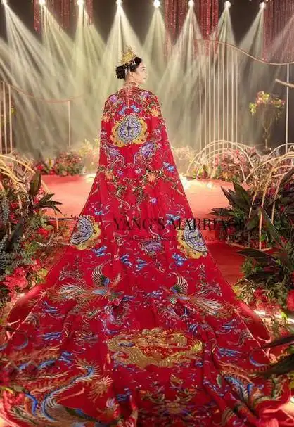 中式婚礼中的"凤冠霞帔",能给人一种婚纱给不了的震撼美和气场