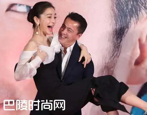 杨颖和郑恺强吻照片流出为一根饼干两人也是拼了迪丽热巴