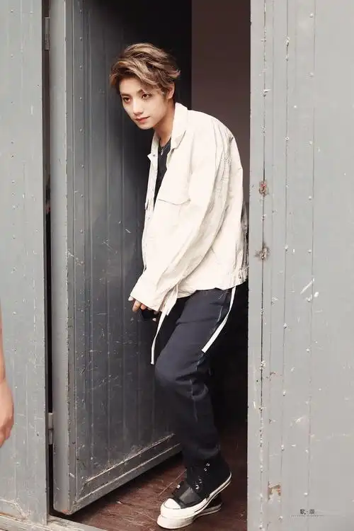 看李荣浩演唱会造型