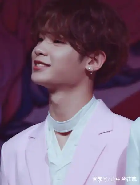 16岁的黄明昊年纪虽小,可这喉结真的很好看啊,看的小编都害羞了,突然